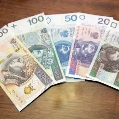 Wycofane banknoty polskie: 200, 100, 50, 20 i 10 złotych leżą na drewnianym blacie.