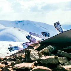 Wiązania snowboardowe twarde czy miękkie - co wybrać dla siebie?