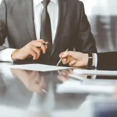 Syndyk przy upadłości konsumenckiej sprawdza dokumenty, analizuje finanse i ustala majątek dłużnika.