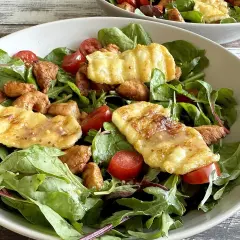 Sałatka z halloumi: chrupiące kawałki sera, pomidorki koktajlowe i świeże liście tworzą apetyczną kompozycję.