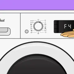 Main d'une personne touche l'écran d'un lave-vaisselle Whirlpool affichant le code erreur F4.
