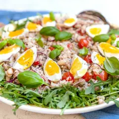 En härlig tonfisksallad med ägg, tomater, bönor och basilika, perfekt som en lätt lunch eller middag. Dressing till tonfisksallad är hemligheten!