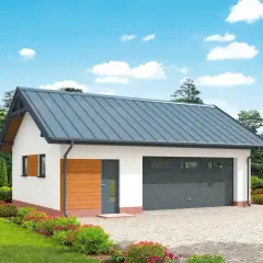 Nowoczesny projekt garażu z wiatą, z szarym dachem i drewnianymi elementami elewacji, otoczony zielenią.