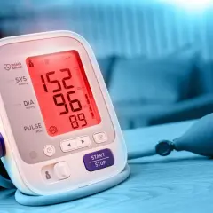 Misuratore di pressione con valori alti. Scopri come abbassare la pressione in 5 minuti con rimedi naturali e veloci.