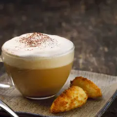 Pyszne cappuccino z pianką, idealne na chwilę relaksu. Dowiedz się, jak zrobić cappuccino bez ekspresu i ciesz się domową kawą.