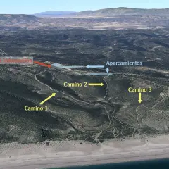 Vista aérea de la **playa de los Muertos** con senderos señalizados: Camino 1, 2 y 3, punto de información, aparcamientos y mirador.