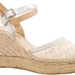 Eleganti scarpe Vidorreta con zeppa in corda, tomaia in pizzo e cinturino argentato. Perfette per un look estivo chic.