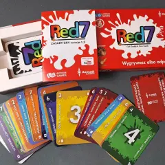 Gra Red7 to dynamiczna gra w karty dla czterech osób. Zestaw zawiera kolorowe karty z zasadami i instrukcją.