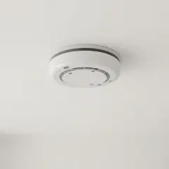 Moderner Rauchmelder an der Decke. Rauchmelder kleben verboten, nur fachgerechte Montage!