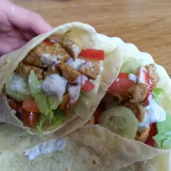 Kebab w bułce czy tortilla - co jest zdrowszym wyborem?