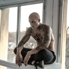 Mateusz Damięcki w filmach często wciela się w role z charakterem. Tutaj w stylizacji z tatuażami i złotym łańcuchem.