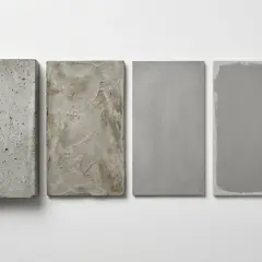 Cztery płyty pokazują etapy tworzenia: surowy beton, tynk, gładki beton architektoniczny i beton pomalowany.