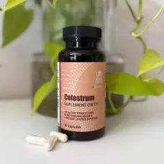 Suplement diety Colostrum w kapsułkach. Dowiedz się, colostrum co to jest i jak działa. W butelce 90 kapsułek.