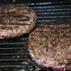 Ile smażyć burgera wołowego? Perfekcja w 7 minut!