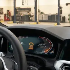 Na desce rozdzielczej BMW świeci się kontrolka "CHECK ENGINE" i komunikat "DRIVETRAIN MALFUNCTION".