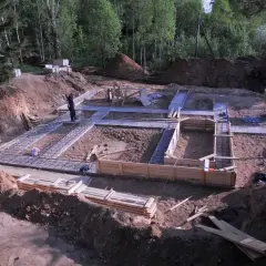 Budowa fundamentów domu. Widać zbrojenie i szalunki. Czy to będzie chudziak?