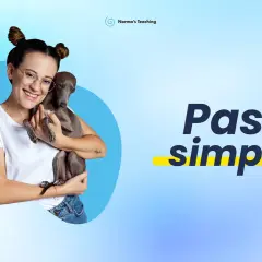 Impara il past simple con Norma's Teaching. Una ragazza sorride tenendo un cane.