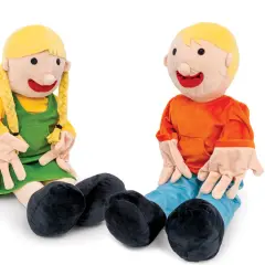 Zwei Stoffpuppen, ein Mädchen und ein Junge, sitzen nebeneinander. Sie sind eine tolle handpuppe als methode für Rollenspiele und zum Erzählen von Geschichten.