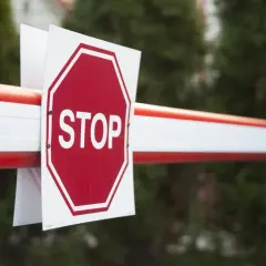 Bariera z napisem STOP, symbolizująca odmowę kredytu hipotecznego.