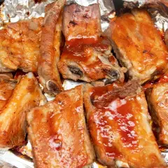 Soczyste żeberka w sosie BBQ, pieczone w folii aluminiowej, kuszą apetycznym wyglądem.