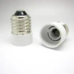 Dos adaptadores de portalámparas, uno vertical y otro horizontal, listos para convertir un casquillo E27 a E14.