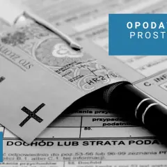 Złotówka na formularzu podatkowym, długopis i napis "OPODATKOWANIE PROSTEJ SPÓŁKI AKCYJNEJ".