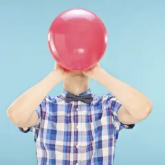 Ćwiczenie oddechu, jak dmuchanie w balon, to świetny sposób na to, jak zwiększyć pojemność płuc.
