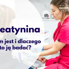 Pielęgniarka pobiera krew od pacjentki, na tle napisu "Kreatynina".