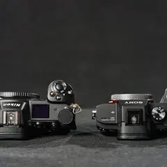 Dwie lustrzanki cyfrowe, Nikon i Sony, z widokiem z góry. Model z6 obok aparatu Sony.
