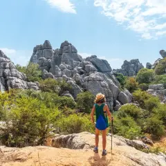 Senderista admira el paisaje kárstico, ideal para rutas de senderismo en Sevilla.