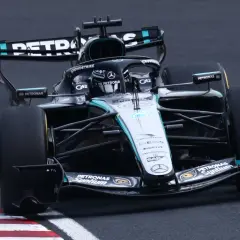 Czarny bolid F1 Mercedes-AMG Petronas z numerem Y3, z dociekliwym pytaniem: ile koni ma bolid F1?