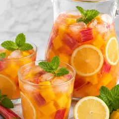 Orzeźwiająca lemoniada z rabarbaru, mango i cytryny, podana z lodem i miętą. Idealna na upalne dni.
