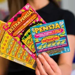 Kobieta trzyma zdrapki lotto z hasłem "Ekstra Pensja". Tabela wygranych pokazuje szansę na dużą wygraną.