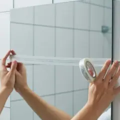 Jak powiesić lustro bez wiercenia? Proste metody bez uszkodzeń