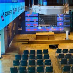 Sala konferencyjna GPW, gdzie omawiane są wskaźniki takie jak WIG. To miejsce, gdzie analizuje się rynek, a pytanie "wig co to" znajduje tu odpowiedź.
