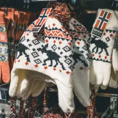 Czapka i rękawiczki z norweskimi wzorami, idealne pamiątki. Zastanawiasz się, co przywieźć z Norwegii? Te ciepłe akcesoria to świetny wybór!