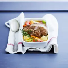 Un plat de gigot de 7 heures, tendre et savoureux, mijoté avec des légumes racines et des herbes fraîches.