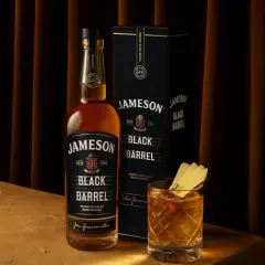 Butelka Jameson Black Barrel i szklanka z drinkiem. Na etykiecie butelki widnieje informacja o zawartości alkoholu: 40% obj.