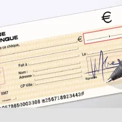 Un stylo est prêt à vérifier un chèque de banque. Les détails du chèque sont visibles, y compris le nom de la banque et le montant en euros.