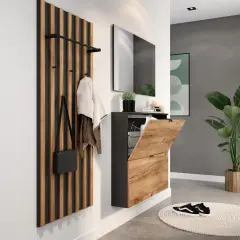 Moderne Garderobe mit Holzlamellen und Schuhschrank – kreative ausgefallene Garderoben Ideen für einen stilvollen Eingangsbereich.