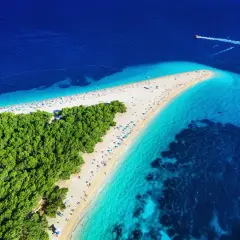 Zloty Róg, jedna z najpiękniejszych plaż w Chorwacji, otoczona sosnowym lasem i krystalicznie czystą wodą Adriatyku.