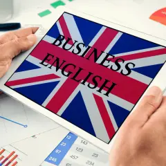 Tablet z flagą Wielkiej Brytanii i napisem "BUSINESS ENGLISH". Idealny do nauki przydatnych zwrotów po angielsku w biznesie.