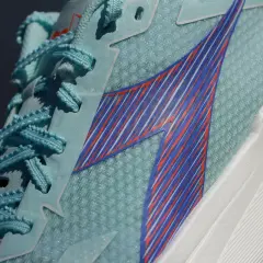 Jasnoniebieskie buty sportowe Diadora Olympia z niebieskimi i pomarańczowymi paskami, idealne na bieżnię.