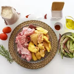 Ingredientes para hacer una paella: arroz, pollo, conejo, judías verdes, tomates, aceite de oliva, pimentón y azafrán.