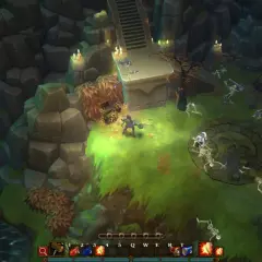 Postać walczy ze szkieletami w jaskini. To fragment poradnika Torchlight 2.