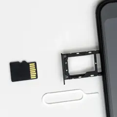 Micro SD-Karte neben SIM-Karten-Schlitten und Werkzeug. Die Micro SD-Karte wird nicht erkannt.