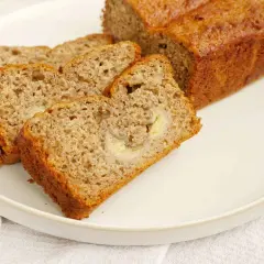 En saftig banankaka, perfekt att baka med banan. Skivorna visar den gyllene ytan och mjuka inkråmet.