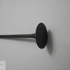Zawór silnika z widocznymi śladami zużycia. Podparty zawór objawy mogą wskazywać na problemy z pracą silnika.