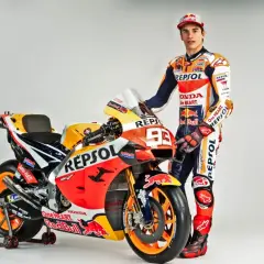 Marc Márquez junto a su moto Repsol Honda, encarnando lo que significa Moto GP: velocidad, pasión y tecnología punta.