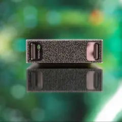 NVIDIA DGX Spark, kompaktowy moduł obliczeniowy, odbija się od błyszczącej powierzchni.